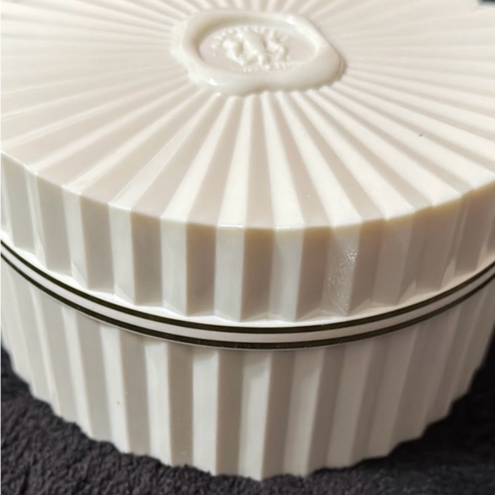 Giorgio Beverly Hills Extraordinary Perfumed Dusting Powder - Yellow Stripes - Picture 5 of 7